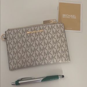 Micheal Kors new wristlet